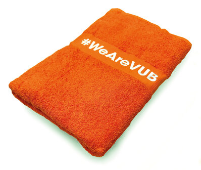 Oranje badhanddoek met borduursel #WeAreVUB