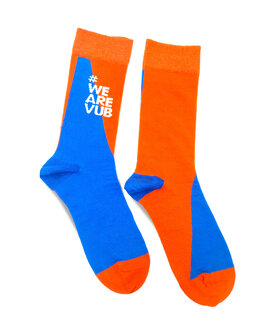 Paar sokken maat 39-42 met WeAreVUB print op oranje blauw