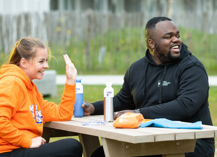 Hoodie zwart aan picknick bankje