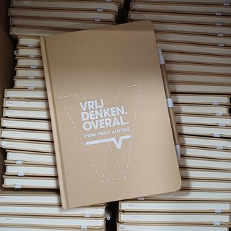 Notitieboekje met pen uit karton