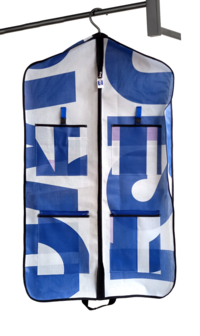 Kotkasthoes met blauwe letters hangend