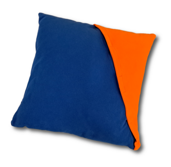 Kussen van upcycle VUB banners (achterkant))