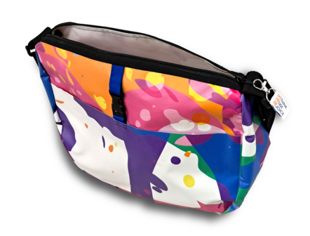 Schoudertas van upcycle VUB banners (zijkant)