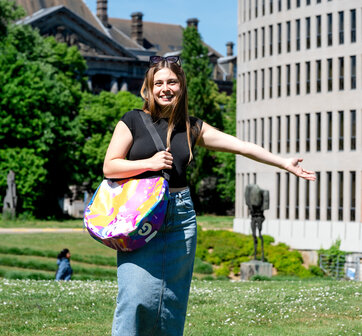 Schoudertas en Braemgebouw