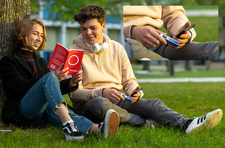 Powerbank op gras en onder boom