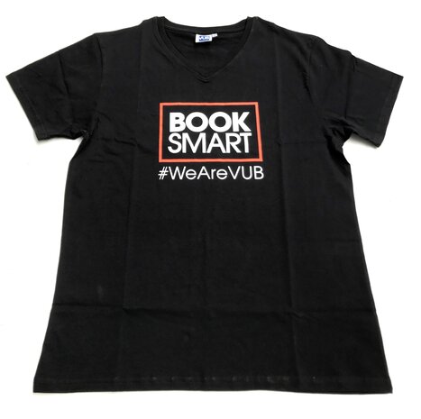 Voorzijde zwarte T-shirt met opdruk 'Book Smart' en '#WeAreVUB'