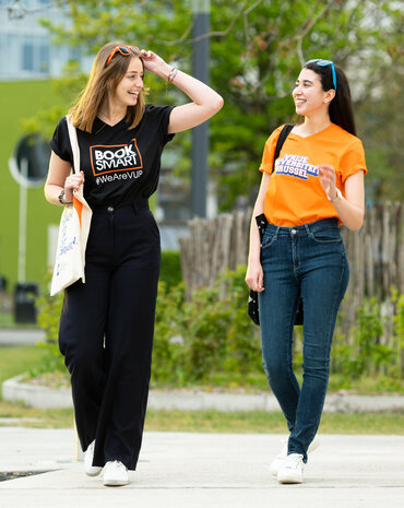 Zwarte en oranje T-shirt al wandelend