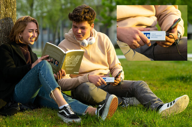 Powerbank deluxe in gebruik op gras en onder boom