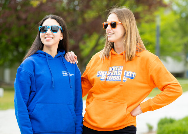 hoodie blauw en oranje met zonnebril