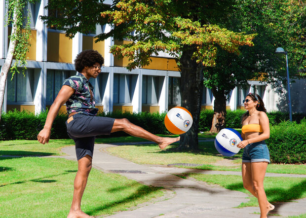 Spelende mensen met de VUB strandballen