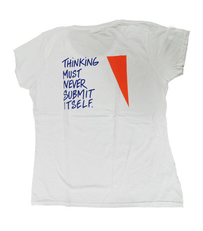 Witte T-shirt in mannen of vrouwenmodel met Thinking must never submit itself op de achterzijde