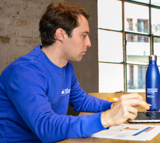 Sweater unisex bij mannenmodel