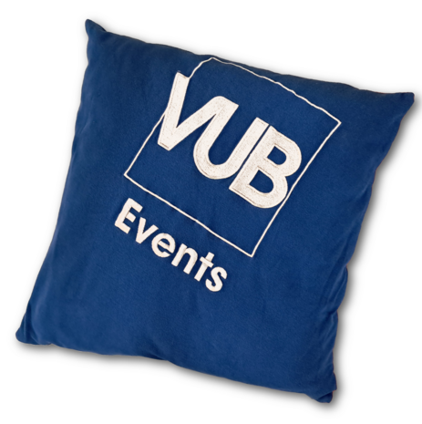 Kussen van upcycle VUB banners (voorkant))