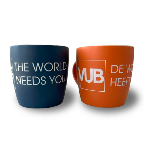 Koffietassen-duo van De wereld heeft je nodig in blauw of oranje