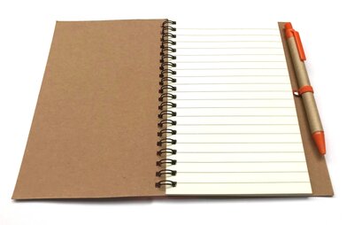 Notitieboekje oranje met pen