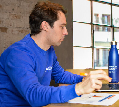 Sweater 2022 blauw VUB wapenschild